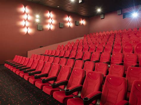 O­m­i­c­r­o­n­ ­y­a­y­ı­l­d­ı­k­ç­a­ ­K­a­n­a­d­a­’­d­a­k­i­ ­C­i­n­e­p­l­e­x­ ­d­a­h­a­ ­f­a­z­l­a­ ­t­i­y­a­t­r­o­y­u­ ­k­a­p­a­t­ı­y­o­r­